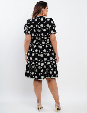 Vestido Curto Poliviscose Com Bordado